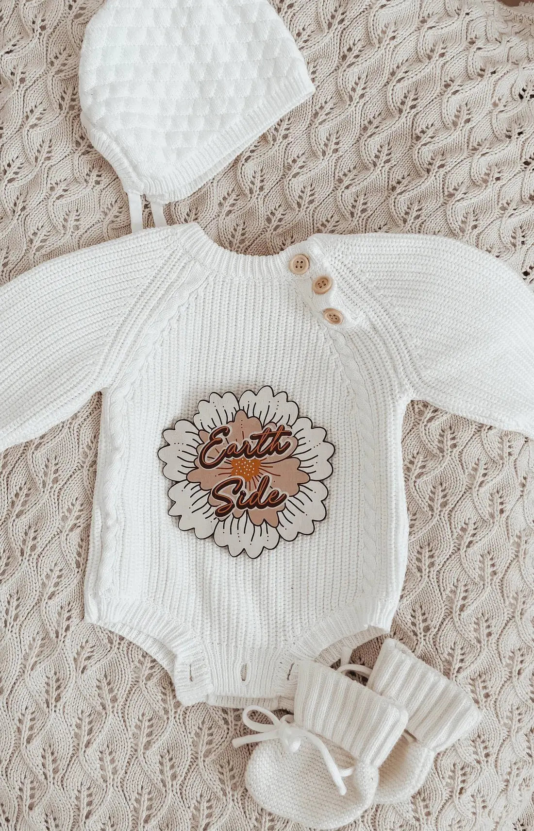 Baby clothes with Retro Daisy milestone set
